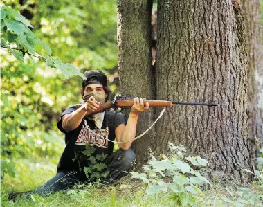  ?? JOHN KENNEY/The Gazette files ?? A Mohawk warrior, with a high-powered rifle, takes cover during the 1990 Oka crisis.