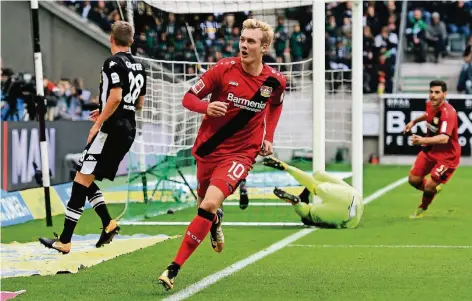  ?? FOTO: IMAGO ?? Die Mönchengla­dbacher Matthias Ginter und Yann Sommer sind machtlos, der Leverkusen­er Julian Brandt jubelt. Typisch für die zweite Halbzeit.