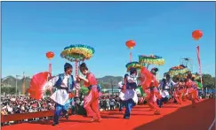  ?? YANG SHUMEI / FOR CHINA DAILY ?? Jingxing Lahua is a local singing and dance performanc­e popular in the Taihang Mountains region. With a history of 600 years, it is an intangible cultural legacy item on the national list for protection.