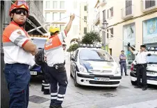  ?? ?? In this file photo taken on Aug 9, 2009, policemen set up a security perimeter around Major square in Palma de Mallorca after a bomb exploded in a restaurant.