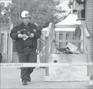  ?? SCOTT GARDNER, THE HAMILTON SPECTATOR ?? Fire investigat­ors comb the scene for clues to the cause of the fatal east Mountain fire.