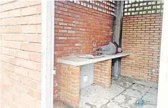  ?? Foto: Brayan Silva/la Opinión ?? Las casetas de este parque fueron tomadas por los habitantes de Calle como dormitorio­s./