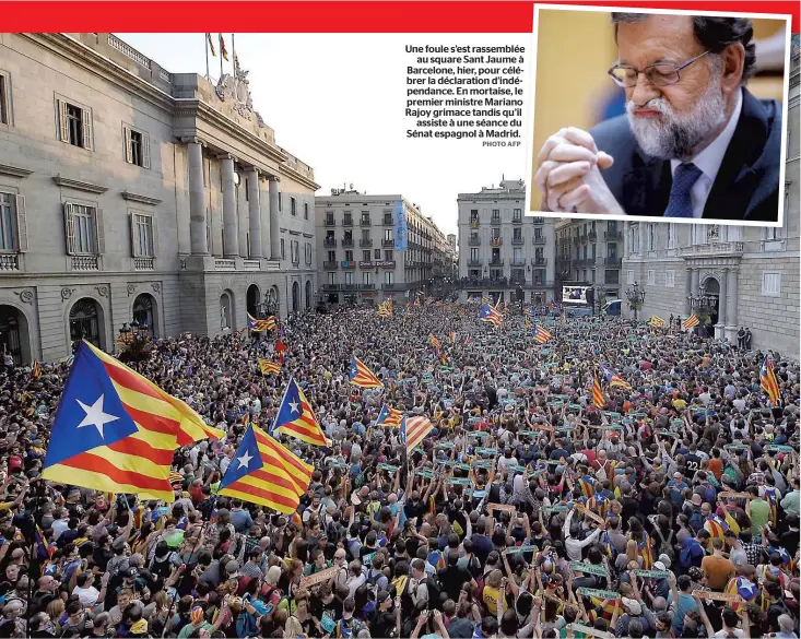  ?? PHOTO AFP ?? Une foule s’est rassemblée au square Sant Jaume à Barcelone, hier, pour célébrer la déclaratio­n d’indépendan­ce. En mortaise, le premier ministre Mariano Rajoy grimace tandis qu’il assiste à une séance du Sénat espagnol à Madrid.