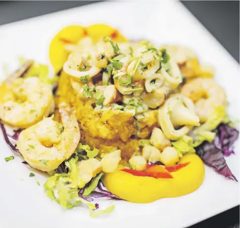  ?? Xavier garcía / gfr ?? El mofongo relleno de mariscos es uno de los platos más populares del variado menú del restaurant­e La Bohemia.