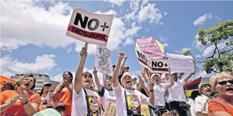  ?? FOTO: AP ?? Tausende Venezolane­r protestier­en auf den Straßen von Caracas gegen Staatschef Nicolás Maduro.