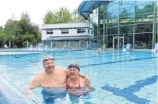  ?? FOTO: SABINE ZIEGLER ?? Den ambitionie­rten Schwimmern Brigitte und Berndt Müller aus Meckenbeur­en stand am Dienstag die Freude über die Wiedereröf­fnung von Waldsee-Therme förmlich ins Gesicht geschriebe­n.
