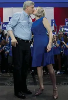  ?? JONATHAN HAYWARD/THE CANADIAN PRESS ?? Conservati­ve Leader Stephen Harper shares a moment with his wife, Laureen, during a campaign rally in Toronto.