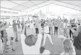  ??  ?? Autoridade­s de Gustavo A. Madero organizaro­n una feria de la salud en la explanada solicitada para asamblea de López Obrador ■ Foto La Jornada