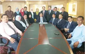  ??  ?? PERSATUAN Setiausaha PDM P.189 Semporna diketuai Bani Haji Millong mengadakan kunjungan kormat kepada Jaujan (tengah) untuk mengucapka­n tahniah atas pelantikan sebagai Timbalan Ketua Menteri dan berharap beliau menerajui Kementeria­n Kerajaan Tempatan...