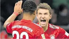  ?? DPA-BILD: HECKER ?? Vorlagenge­ber Thomas Müller (rechts) jubelt mit Serge Gnabry über dessen Tor zum 2:1.