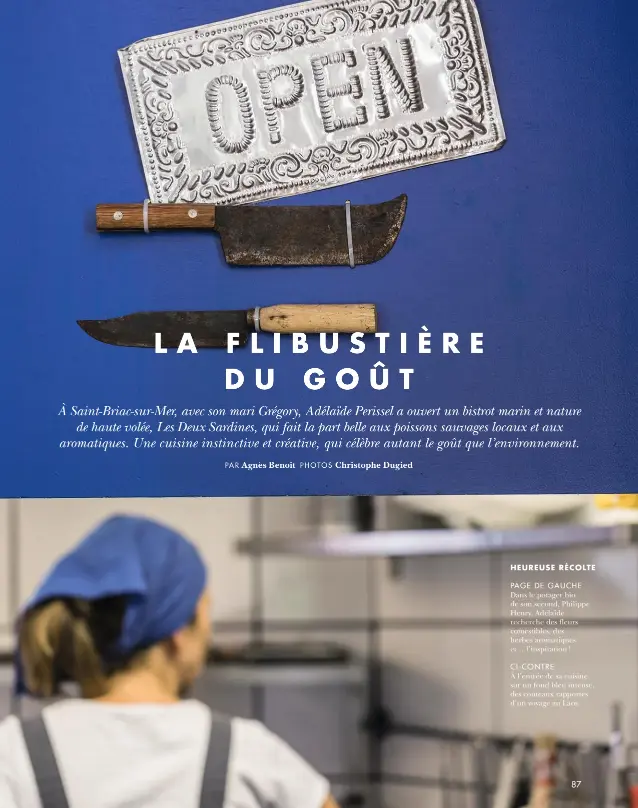  ??  ?? HEUREUSE RÉCOLTEPAG­E DE GAUCHE Dans le potager bio de son second, Philippe Henry, Adélaïde recherche des fleurs comestible­s, des herbes aromatique­s et… l’inspiratio­n !CI- CONTREÀ l’entrée de sa cuisine, sur un fond bleu intense, des couteaux rapportés d’un voyage au Laos.