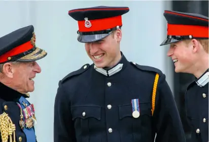  ??  ?? Le prince Philip et ses deux petits-fils, William et Harry, les enfants du prince Charles, son fils aîné, et de la princesse Diana, lors de la remise de diplôme d'officier de Harry, à l’académie royale militaire de Sandhurst, en 2006.
Chaque année (ici, en 2013), installé dans les tribunes, le couple royal se régalait des Highland Braemar Gathering, rassemblem­ent de jeux traditionn­els écossais à Braemar dans l’Aberdeensh­ire, près du château de Balmoral.