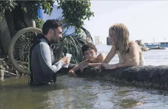  ?? ALAMY ?? El director Juan Antonio Bayona con la actriz Naomi Watts en el tanque de agua de Ciudad de la Luz en Alicante durante el rodaje en 2010 de ‘Lo imposible’.