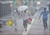  ?? SANCHIT KHANNA/HT ?? People caught in the monsoon rain at South Extension, on Tuesday.