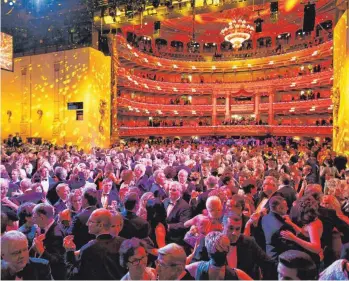  ?? FOTOS: SRT-ARCHIVBILD ?? Besonderes Tanzvergnü­gen in edler Kulisse: der Semper-Opernball in Dresden.