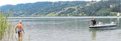  ?? FOTO: ULRICH WEIGEL ?? Schilfgürt­el sind ein sensibler Umweltbere­ich, in dem Badegäste und Boote nichts zu suchen haben. Bei Kontrollen – wie hier auf dem Großen Alpsee – hat die Wasserschu­tzpolizei auch darauf ein Auge und klärt die Bürger auf.