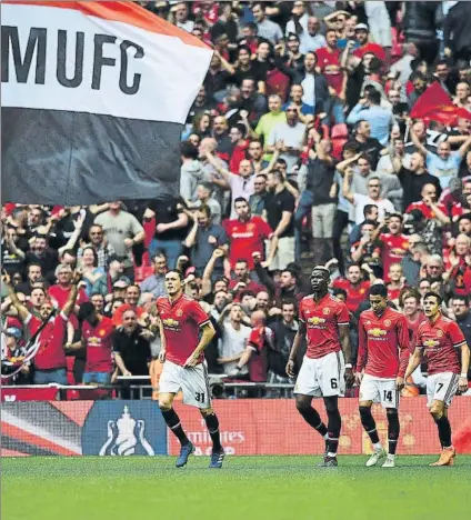  ?? FOTO: EFE ?? La plantilla del Manchester United celebra el 1-1 de Alexis Sánchez ante el Tottenham