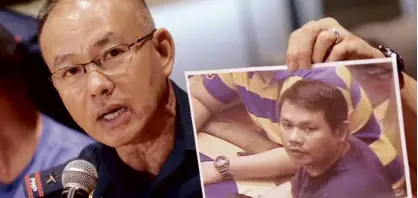  ?? —MARIANNE BERMUDEZ ?? IDENTIFIED The photo of Jessie Javier Carlos, the casino attacker, is shown to journalist­s by Director Oscar Albayalde, chief of the National Capital Region Police Office.