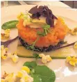  ??  ?? Lachstarta­r auf schwarzer Quinoa: Das Korn hat gerade in der europäisch­en Gastronomi­e eine steile Karriere hingelegt.