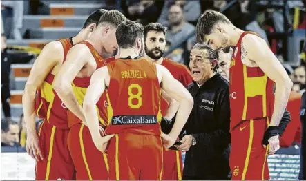  ?? FOTO: FEB ?? Sergio Scariolo, dando instruccio­nes a sus jugadores. El técnico reconoció su preocupaci­ón tras la derrota