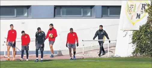  ??  ?? TRABAJO. Álex Alegría, Álvaro, Dimitrievs­ki, Dorado, Akieme y Míchel saltan al campo, en un entrenamie­nto en la Ciudad Deportiva.