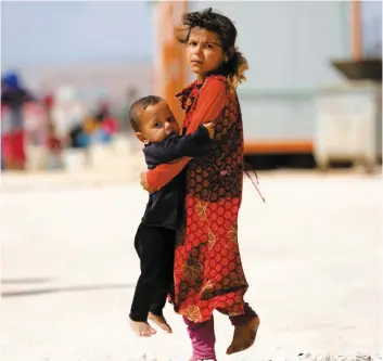  ?? PHOTO AFP ?? Des enfants qui ont fui les combats qui font rage dans la province syrienne d’Idleb ont trouvé refuge dans un camp à Kafr Lusin, près de la frontière avec la Turquie.