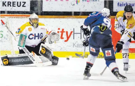  ?? FOTO: JMD-PHOTOGRAPH­IE ?? Jonas Langmann feierte am Sonntag gegen die Kassel Huskies (Troy Rutkowski beim Schuss) sein überrasche­nd frühes Comeback im Tor der Ravensburg Towerstars.