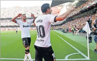  ??  ?? Dani Parejo y Francis Coquelin celebran un gol del Valencia en esta temporada.