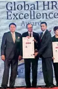  ??  ?? Anuruddha Thiththaga­lla Gamage receiving the award at the Global HR Excellence Awards 2017