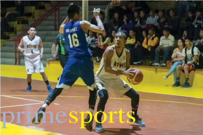  ?? Photo by Jean Nicole Cortes/UB Intern ?? PUMPED UP. BCT Atoms Azzir Rabara fakes a SLU Navigator defender on his way to the basket during their match at the CCDC gym. The Atoms conquered the depleted Navigators, 82-72.