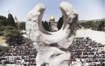  ?? Reuters ?? The Dome of the Rock is seen in the background as Palestinia­ns pray within Al Haram Al Sharif, in occupied Jerusalem’s old city, on the first Friday of Ramadan.