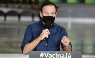  ?? 14.abr.2021/divulgação ?? O governador de São Paulo, João Doria, durante entrevista; estilo descontraí­do nas redes sociais é parte da estratégia de marketing para 2022