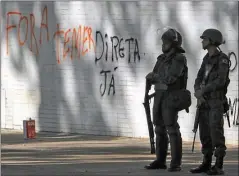  ?? AFP ?? QUE SE VAYA. Protestas contra Temer, bajo asedio policial.
