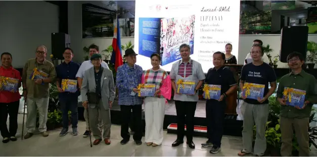  ?? ?? Former Vice President Leni Robredo ( fth from left) is one of the guests that graced the launch of Almario’s book