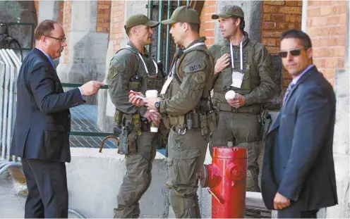  ?? JACQUES NADEAU LE DEVOIR ?? Les résidents de la ville de Québec devront s’habituer à une forte présence policière pour les prochains jours.