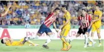  ?? ?? ▮ Chivas le quitó el invicto al Tigres.