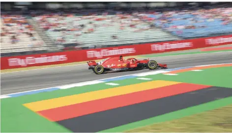  ?? FOTO: JAN WOITAS/DPA ?? Vettel lag auf dem Hockenheim­ring 2018 vor Tausenden deutschen Fans bis zu seinem Unfall in Führung.