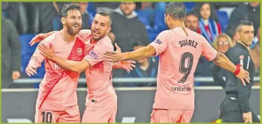  ?? AP ?? ARTE FUTBOL. El argentino recibe los abrazos tras el primer gol: un tiro libre exquisito al ángulo.