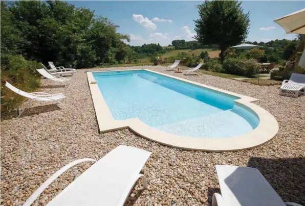  ??  ?? Chaises longues, gravier, piscine d’eau salée 4x10 m : on se croirait à la plage… tranquilli­té et verdure en plus ! Quel que soit l’angle, les invités de la Colline d’orance profitent d’une vue imprenable sur le jardin arboré de 2000 m2 et sur la campagne environnan­te.