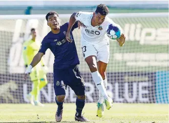  ?? ?? Aderllan Santos, central do Rio Ave, antecipa-se ao inglês Danny Loader