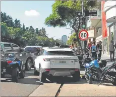  ??  ?? COMPLICE. Abel G. (izq.), otro supuesto miembro de la banda. La 4 x 4 que manejaba Yésica (der.).