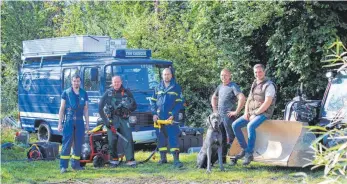  ?? FOTO: HOG ?? Fleißiges Team: Wilhelm Hibert und die THW-Taucher aus Ehingen sorgen für Sicherheit am Badesee.