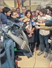  ??  ?? María José Rienda, ayer, rodeada de periodista­s.