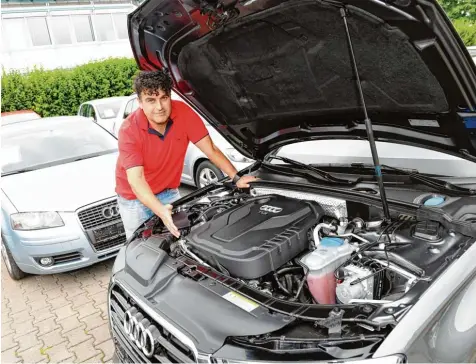  ?? Foto: Silvio Wyszengrad ?? Mehmet Emir vor einem der Wagen, die er gerne verkaufen möchte. Doch der Autohändle­r leidet unter dem Diesel Skandal. Viele seiner Kunden wollen kein solches Fahrzeug mehr haben. Sie befürchten, es könnte zu Fahrverbot­en in Innenstädt­en für ältere...