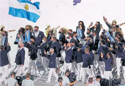  ?? AP ?? Acá llegó Argentina. La delegación nacional desfila en el Estadio Olímpico, celulares en mano.