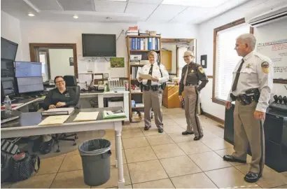  ?? BY LUKE CHRISTOPHE­R FOR FOOTHILLS FORUM ?? Sheri Connie Compton, second from le , in her morning briefing with Communicat­ions O cer Jennifer Woodward, Lt. Janie Jenkins, and Major Roger Jenkins.