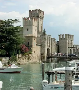  ??  ?? Sirmione Oltre un milione di presenze lo scorso anno