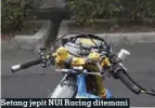  ??  ?? Setang jepit NUI Racing ditemani steering damper Hyperpro