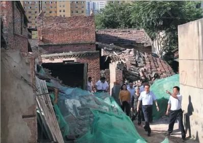  ?? WU ZHIYI / CHINA DAILY ?? Premier Li Keqiang visits the shantytown reconstruc­tion project in Baoji, Shaanxi province, on Tuesday. Formed in 1950s, the compound includes 156 households, and residents will be moved out soon. The stop was part of Li’s visit to the region, which...