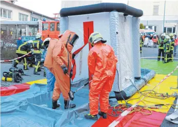  ?? FOTOS: HERBERT BECK ?? Nach dem Einsatz: Die Spezialkrä­fte müssen dekontamin­iert werden.